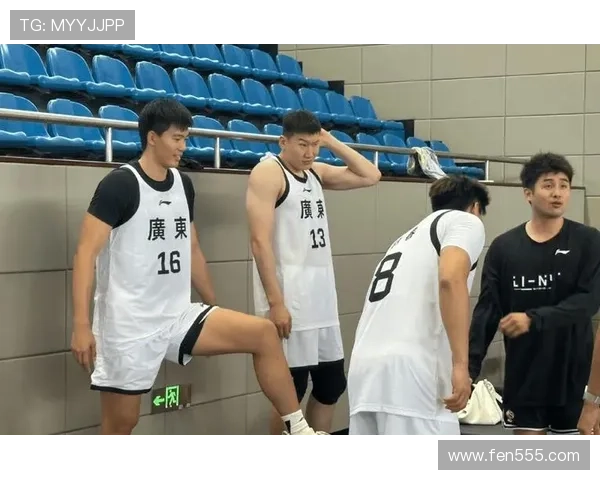 广东男篮为焦泊乔庆生赵睿周鹏蛋糕暴击上演欢乐时刻 广东男篮为焦泊乔庆生赵睿周鹏蛋糕暴击上演欢乐时刻