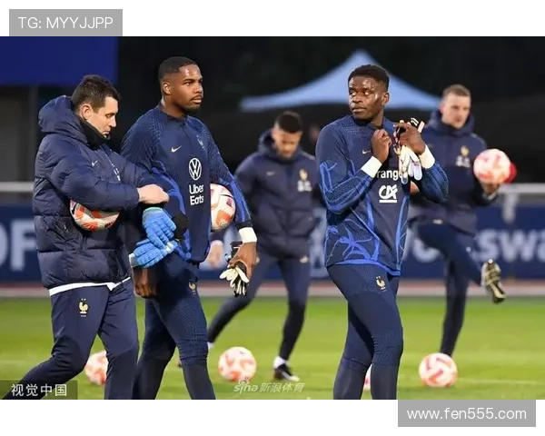 法国队备战世界杯预选赛 姆巴佩现身训练场全力备战展现状态 法国队备战世界杯预选赛 姆巴佩现身训练场全力备战展现状态